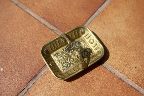 Дамская изящнвя пепельница. Латунь. Европа