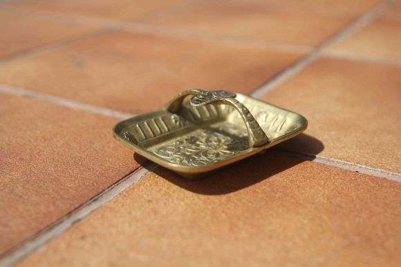 Дамская изящнвя пепельница. Латунь. Европа