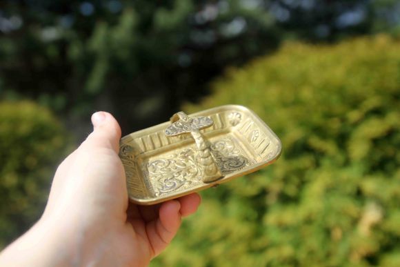 Дамская изящнвя пепельница. Латунь. Европа