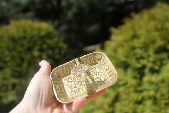 Дамская изящнвя пепельница. Латунь. Европа