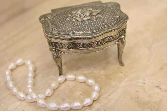 Элегантная шкатулочка на тоненьких ножках и с розой на крышке