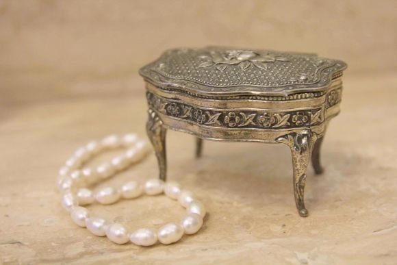 Элегантная шкатулочка на тоненьких ножках и с розой на крышке