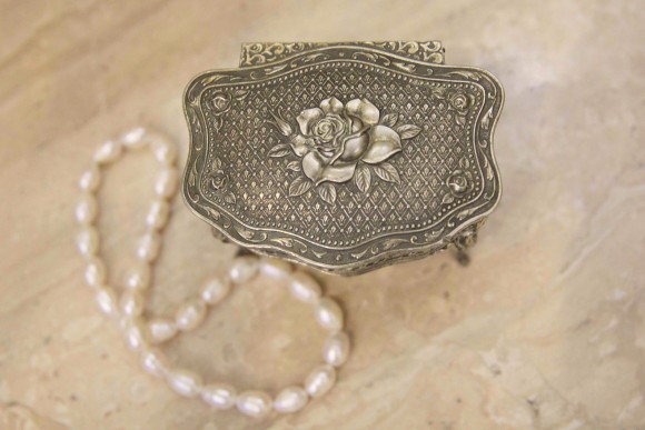 Элегантная шкатулочка на тоненьких ножках и с розой на крышке