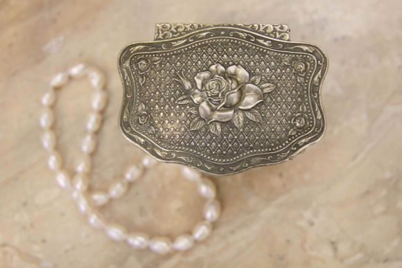 Элегантная шкатулочка на тоненьких ножках и с розой на крышке