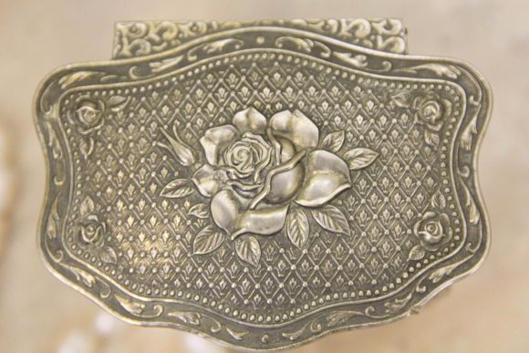 Элегантная шкатулочка на тоненьких ножках и с розой на крышке