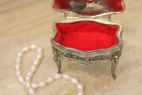 Элегантная шкатулочка на тоненьких ножках и с розой на крышке