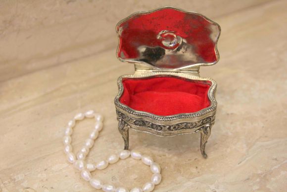 Элегантная шкатулочка на тоненьких ножках и с розой на крышке