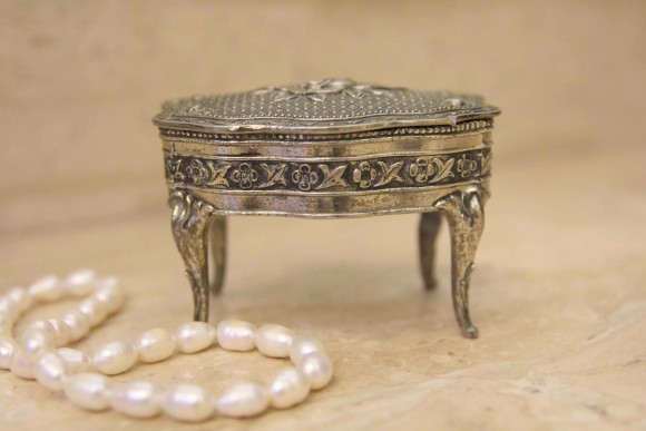 Элегантная шкатулочка на тоненьких ножках и с розой на крышке