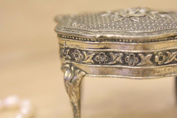 Элегантная шкатулочка на тоненьких ножках и с розой на крышке