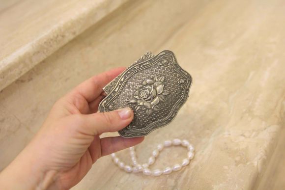 Элегантная шкатулочка на тоненьких ножках и с розой на крышке