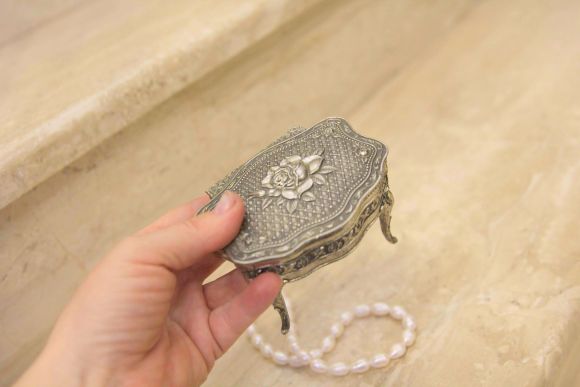 Элегантная шкатулочка на тоненьких ножках и с розой на крышке