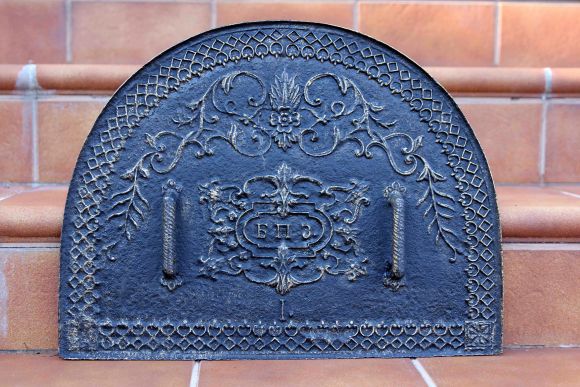 Старинная печная заслонка - дверца из чугуна