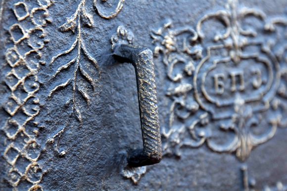 Старинная печная заслонка - дверца из чугуна