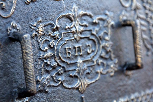 Старинная печная заслонка - дверца из чугуна