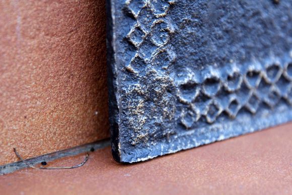 Старинная печная заслонка - дверца из чугуна