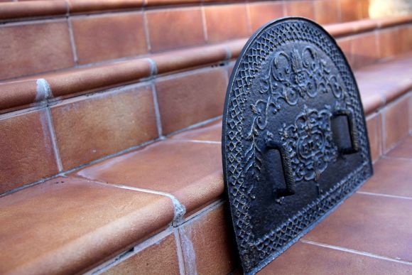 Старинная печная заслонка - дверца из чугуна