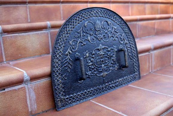 Старинная печная заслонка - дверца из чугуна