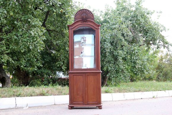  Узкий старинный буфет со стеклянными дверцами