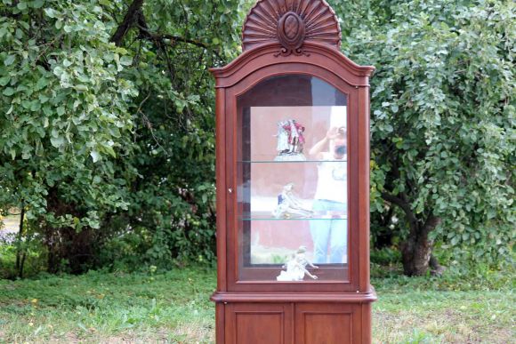  Узкий старинный буфет со стеклянными дверцами