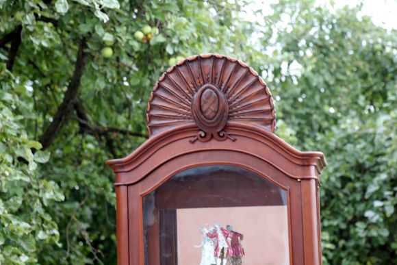  Узкий старинный буфет со стеклянными дверцами