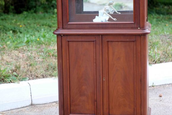  Узкий старинный буфет со стеклянными дверцами