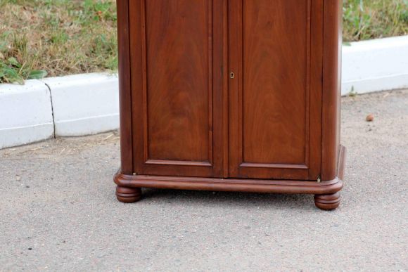  Узкий старинный буфет со стеклянными дверцами