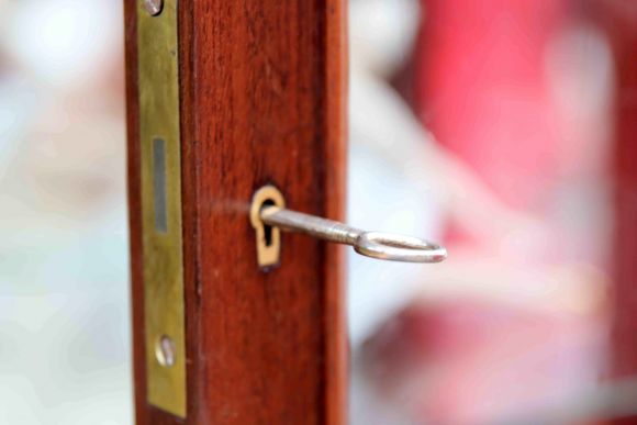  Узкий старинный буфет со стеклянными дверцами