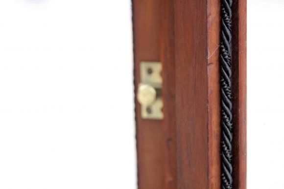  Узкий старинный буфет со стеклянными дверцами