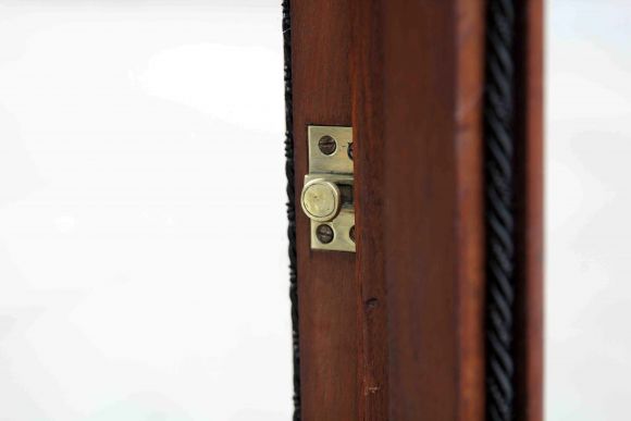  Узкий старинный буфет со стеклянными дверцами