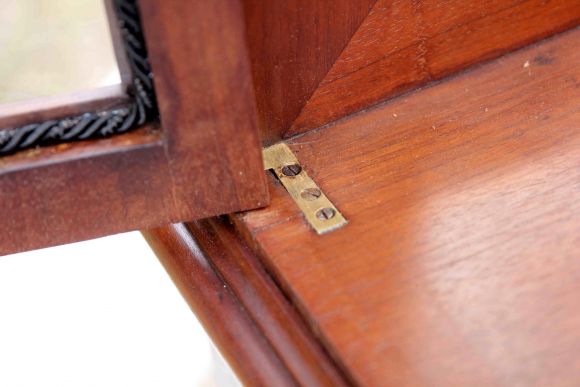  Узкий старинный буфет со стеклянными дверцами