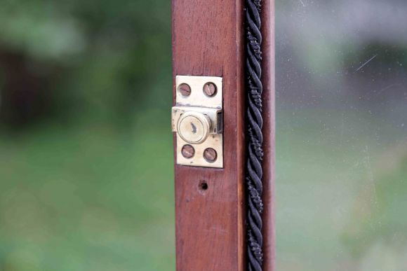  Узкий старинный буфет со стеклянными дверцами