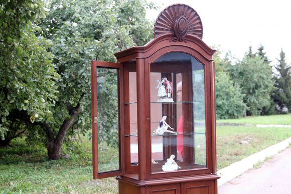  Узкий старинный буфет со стеклянными дверцами