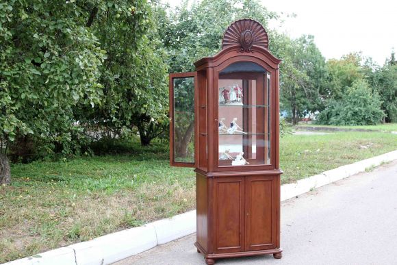  Узкий старинный буфет со стеклянными дверцами