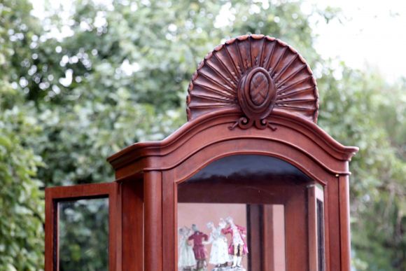  Узкий старинный буфет со стеклянными дверцами