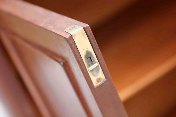  Узкий старинный буфет со стеклянными дверцами