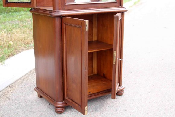  Узкий старинный буфет со стеклянными дверцами