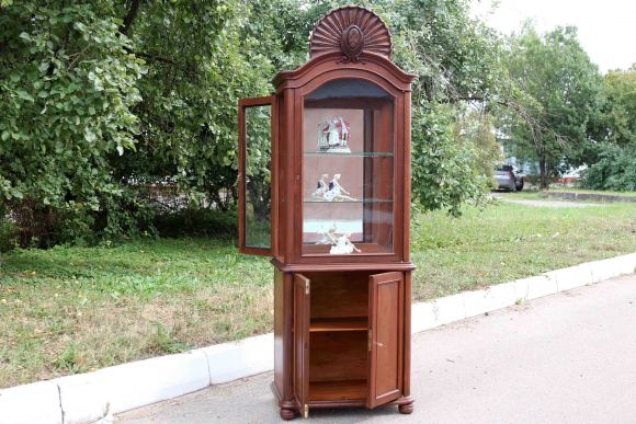  Узкий старинный буфет со стеклянными дверцами