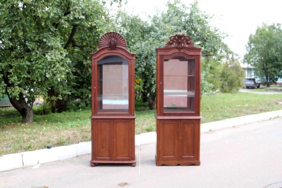  Узкий старинный буфет со стеклянными дверцами