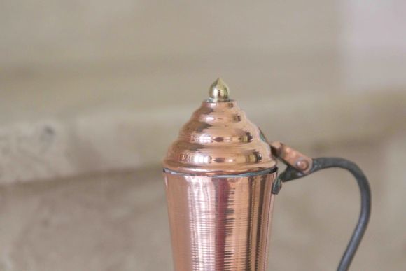 Очаровательный медный кувшинчик для масла