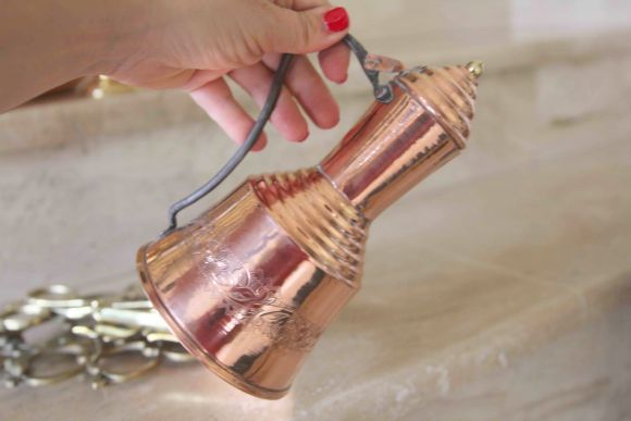 Очаровательный медный кувшинчик для масла