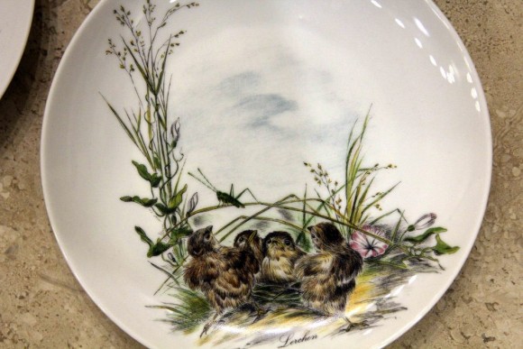 Декоративные тарелки из серии "Птенцы и насекомые". Европа. Начало 20 века
