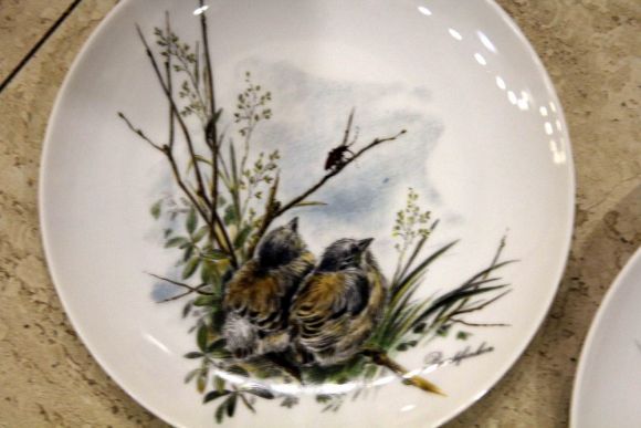 Декоративные тарелки из серии "Птенцы и насекомые". Европа. Начало 20 века