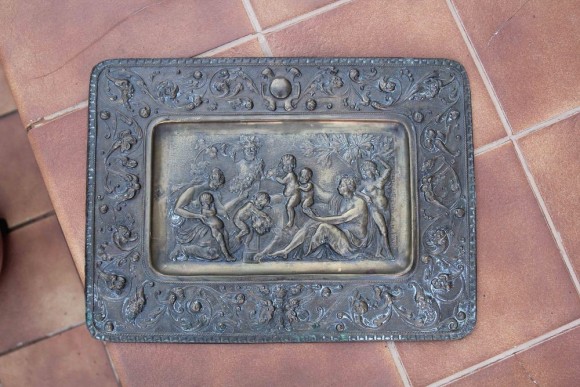 Красивое антикварное панно, выполнено чеканкой