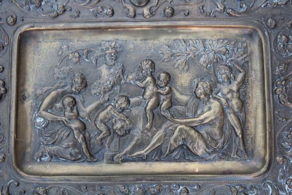 Красивое антикварное панно, выполнено чеканкой