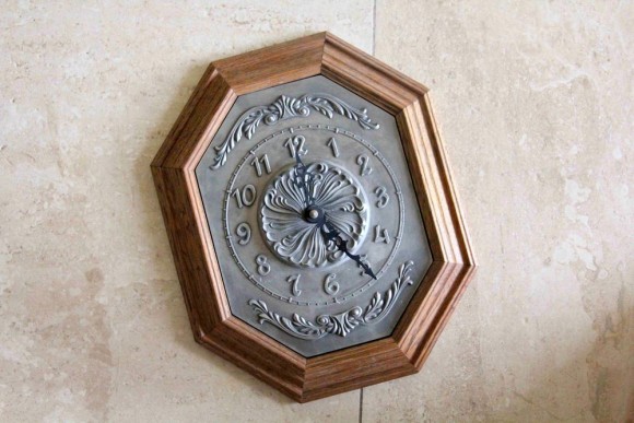 Антикварные, оловянные настенные часы