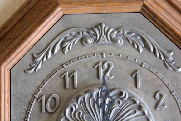 Антикварные, оловянные настенные часы