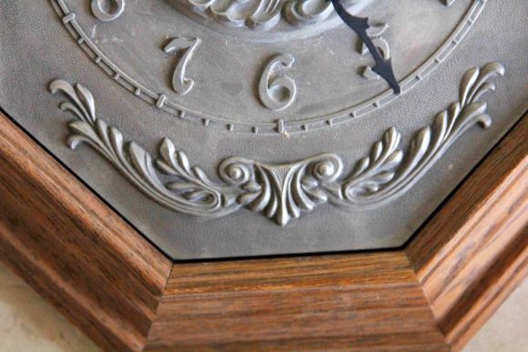 Антикварные, оловянные настенные часы
