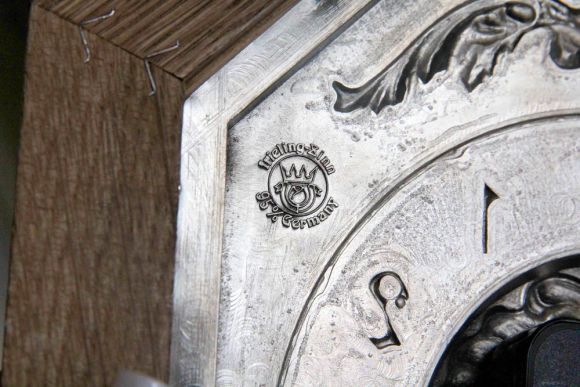 Антикварные, оловянные настенные часы