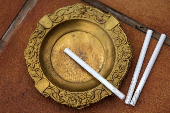 Пепельница в стиле модерн с известным витиеватым узором