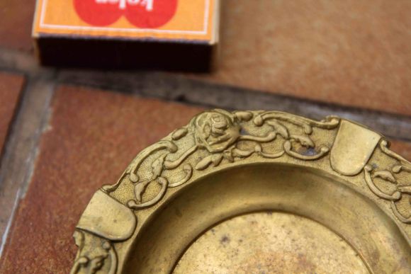 Пепельница в стиле модерн с известным витиеватым узором